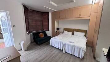 Studio, 1 Queen Bed | Free WiFi, bed sheets