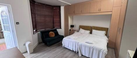 Studio, 1 Queen Bed | Free WiFi, bed sheets