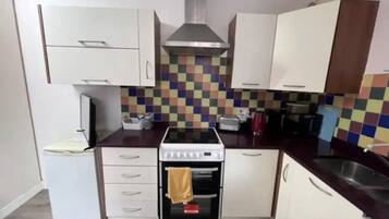 Studio, 1 Queen Bed | Private kitchen | Fridge, microwave, oven, stovetop