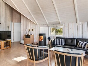 Tv, eldstad och dvd-spelare