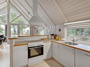 Kühlschrank, Mikrowelle, Geschirrspüler, Kochgeschirr/Geschirr/Besteck