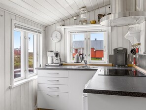 Refrigerador, horno y utensilios de cocina 