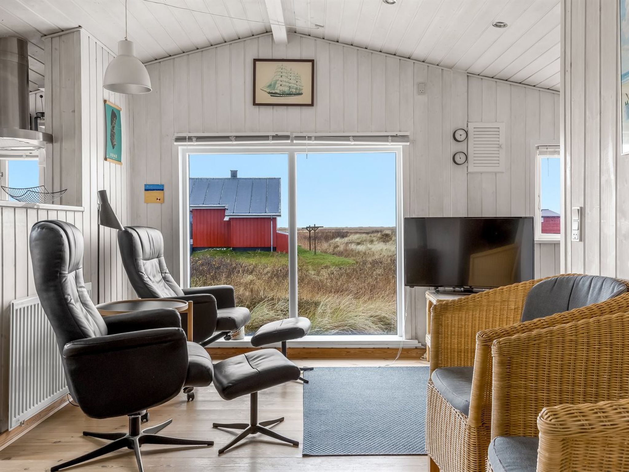 Een televisie, een open haard en een dvd-speler