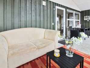 Een televisie en een open haard