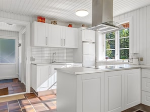 Kühlschrank, Mikrowelle, Geschirrspüler, Kochgeschirr/Geschirr/Besteck