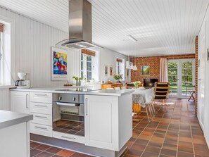 Een koelkast, een microgolfoven, een vaatwasser