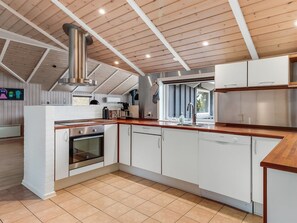 Kühlschrank, Mikrowelle, Geschirrspüler, Kochgeschirr/Geschirr/Besteck