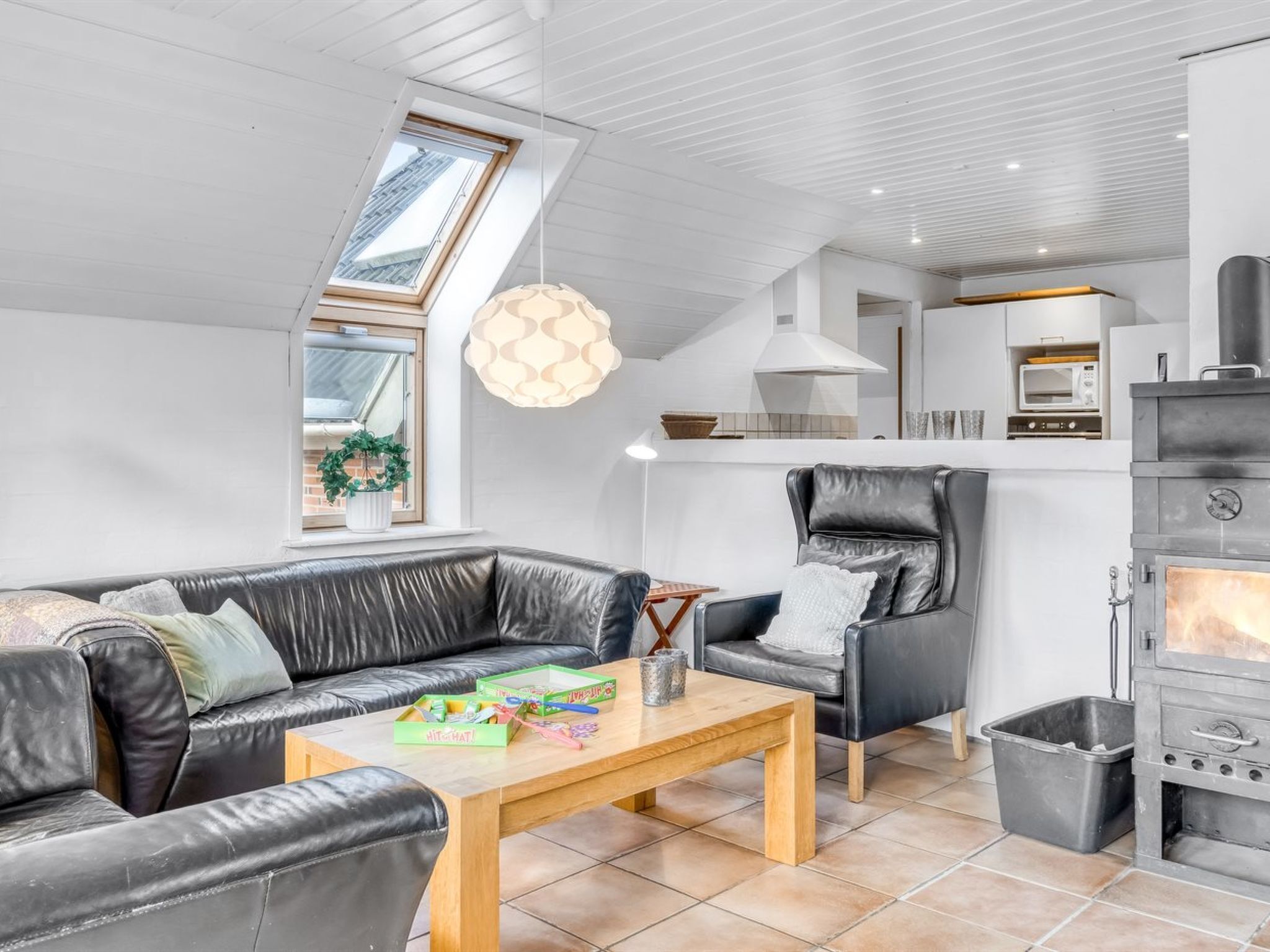 تلفزيون، مدفأة، مشغل دي في دي