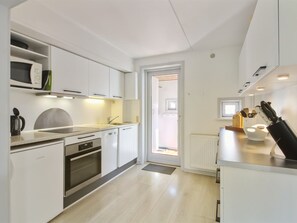 Een koelkast, een microgolfoven, een oven, een vaatwasser