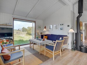Televisie, een open haard en een dvd-speler