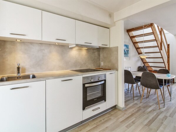 Køleskab, opvaskemaskine, køkkentøj/tallerkener/redskaber