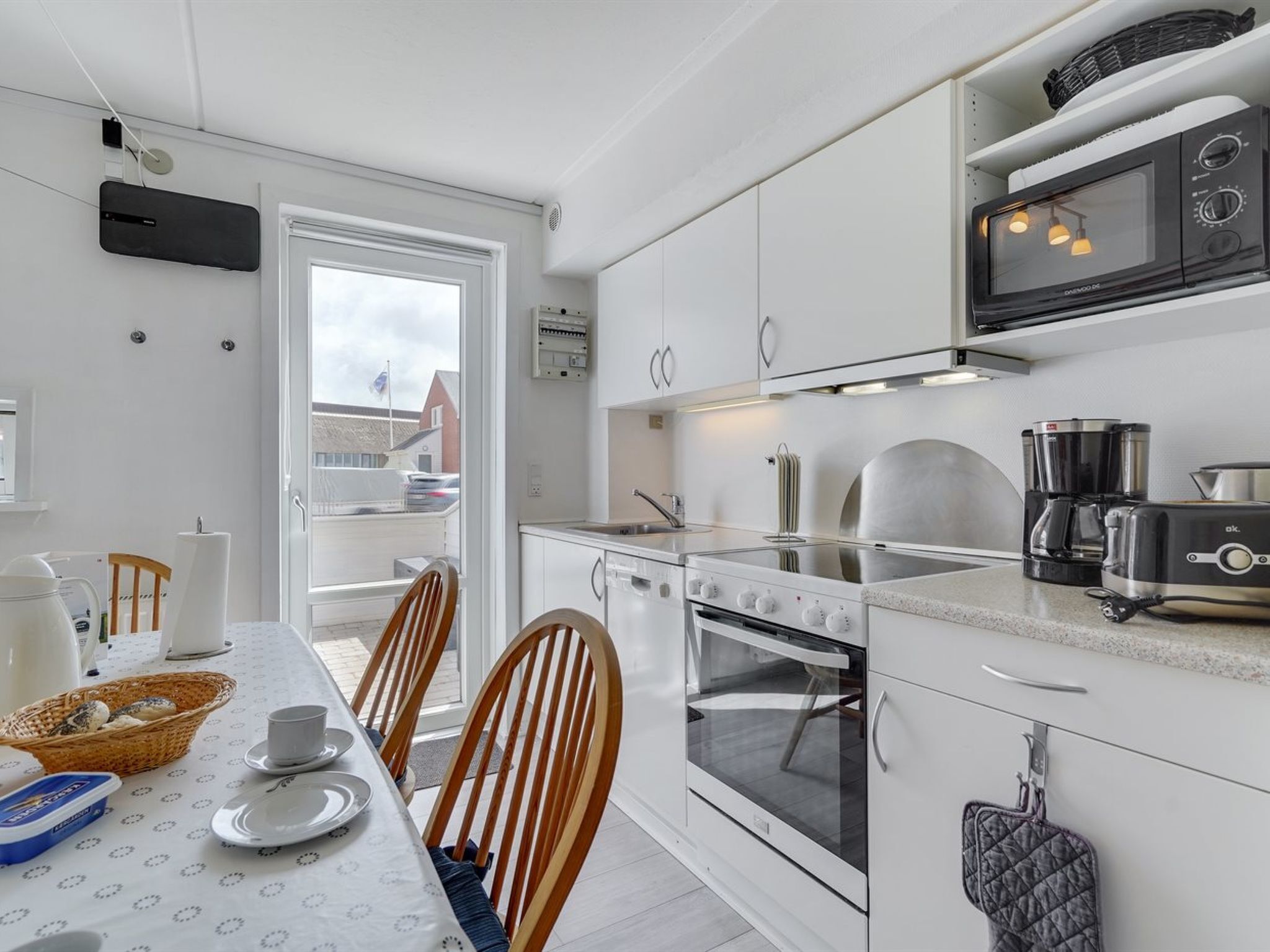 Fridge, microwave, dishwasher, cookware/dishes/utensils