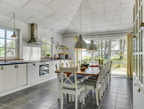 Køleskab, mikrobølgeovn, opvaskemaskine, køkkentøj/tallerkener/redskaber