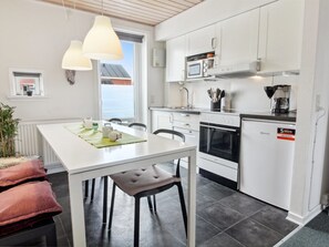 Kylskåp, mikrovågsugn, diskmaskin och grytor/köksredskap