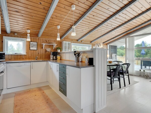 Køleskab, mikrobølgeovn, opvaskemaskine, køkkentøj/tallerkener/redskaber