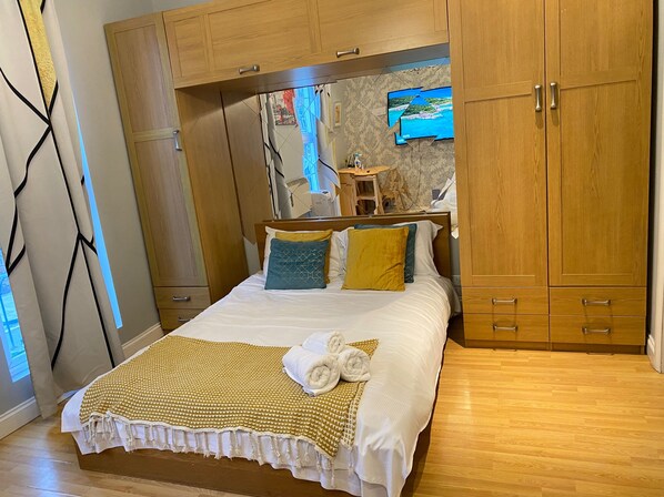 1 غرفة نوم ومكواة/لوح كي وواي فاي مجانًا وملاءات أسرّة