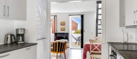 Jääkaappi, uuni, astianpesukone, keittoastiat/astiat/ruokailuvälineet