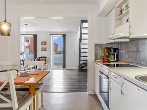 Køleskab, ovn, opvaskemaskine, køkkentøj/tallerkener/redskaber