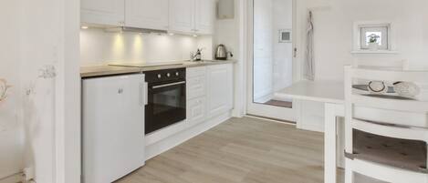 Kühlschrank, Mikrowelle, Ofen, Kochgeschirr/Geschirr/Besteck