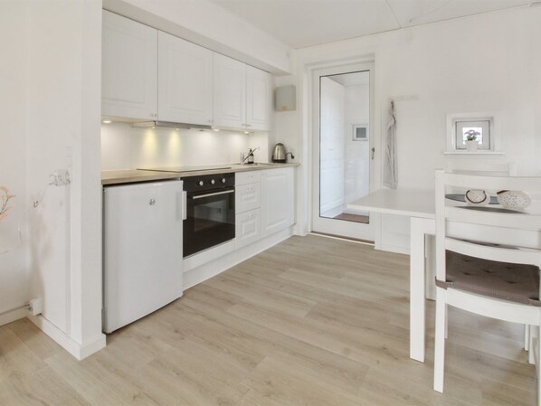 Køleskab, mikrobølgeovn, ovn, køkkentøj/tallerkener/redskaber