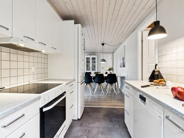 Kylskåp, mikrovågsugn, diskmaskin och grytor/köksredskap