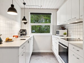 Kylskåp, mikrovågsugn, diskmaskin och grytor/köksredskap
