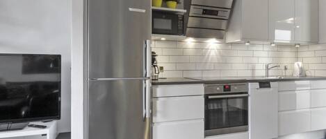 Fridge, oven, dishwasher, cookware/dishes/utensils