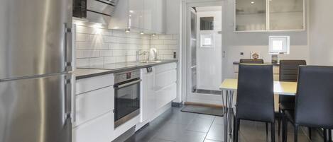 Fridge, oven, dishwasher, cookware/dishes/utensils