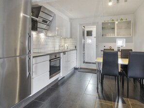 Kylskåp, ugn, diskmaskin och grytor/köksredskap