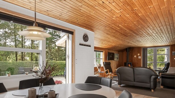 Un intérieur moderne comprenant un coin repas, un salon et une cheminée.