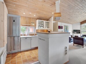 Køleskab, opvaskemaskine, køkkentøj/tallerkener/redskaber