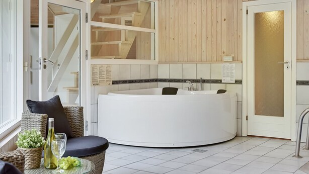 Ein modernes Badezimmer mit einer freistehenden Badewanne, einer Duschkabine aus Glas und einem weißen Waschbecken.