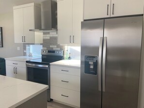 Kühlschrank, Mikrowelle, Ofen, Herdplatte