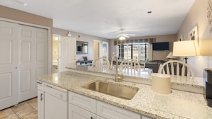 Appartamento, letti multipli, patio (Pondview Cityscape) | Cucina privata | Macchina per tè/caffè