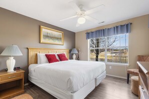 Condo, várias camas, varanda (Pondview Cityscape) | 2 quartos, individualmente decorados, individualmente mobiliados