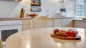 Køleskab, køkkentøj/tallerkener/redskaber