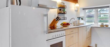 Fridge, cookware/dishes/utensils