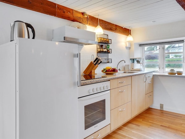 Fridge, cookware/dishes/utensils