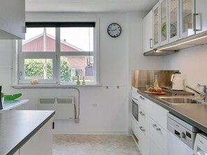 Kühlschrank, Mikrowelle, Geschirrspüler, Kochgeschirr/Geschirr/Besteck