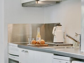 Refrigerador, microondas, lavavajillas, utensilios de cocina