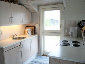 Køleskab, mikrobølgeovn, køkkentøj/tallerkener/redskaber