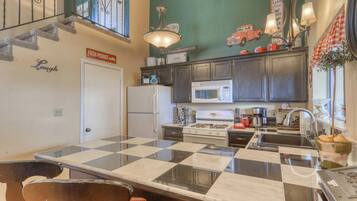 House, Multiple Beds, Fireplace, Mountain View | Private kitchen | Fridge, microwave, oven, stovetop