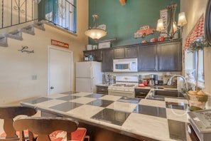 Casa, várias camas, lareira, vista para a montanha | Cozinha privada | Geladeira, micro-ondas, fogão, cooktop