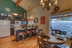 Nhà, nhiều giường, lò sưởi, quang cảnh núi | Bếp riêng | Tủ lạnh, lò vi sóng, lò nướng, bếp nấu