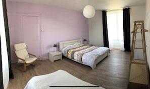 6 habitaciones, tabla de planchar con plancha y cuna de viaje