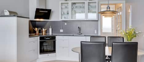 Fridge, dishwasher, cookware/dishes/utensils