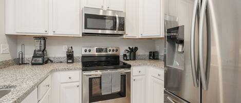 Townhouse, Beberapa Tempat Tidur, patio, pemandangan kebun (Pride of PCB) | Dapur pribadi | Lemari es, microwave, oven, dan kompor