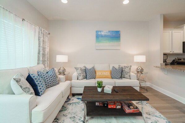 Resortwoning, Meerdere bedden, terras, uitzicht op tuin (Pride of PCB) | Woonruimte | Een 42-inch flatscreentelevisie met digitale zenders