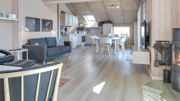 Un intérieur moderne comprenant un espace de vie, une cuisine et un coin repas.