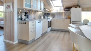 Une cuisine moderne avec des meubles en bois, un lave-vaisselle et un four à micro-ondes.